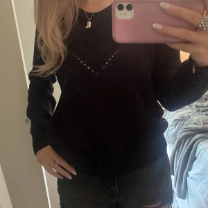 Stickad tröja - Stickad tröja med detaljer i storlek S💕