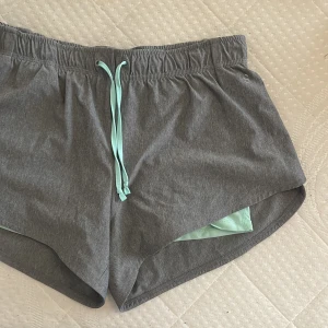 Träningsshorts - Träningsshorts med underbyxor, från HM, storlek S, Frakt tillkommer 🙌 Paketpris är möjligt. Kolla in andra kläder i profilen så fixar vi en super deal 🥰