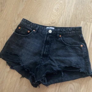 Jeansshorts  - Jag säljer mina fina jeansshorts från zara. Pågrund av att de inte kommer till någon användning!!💗💗