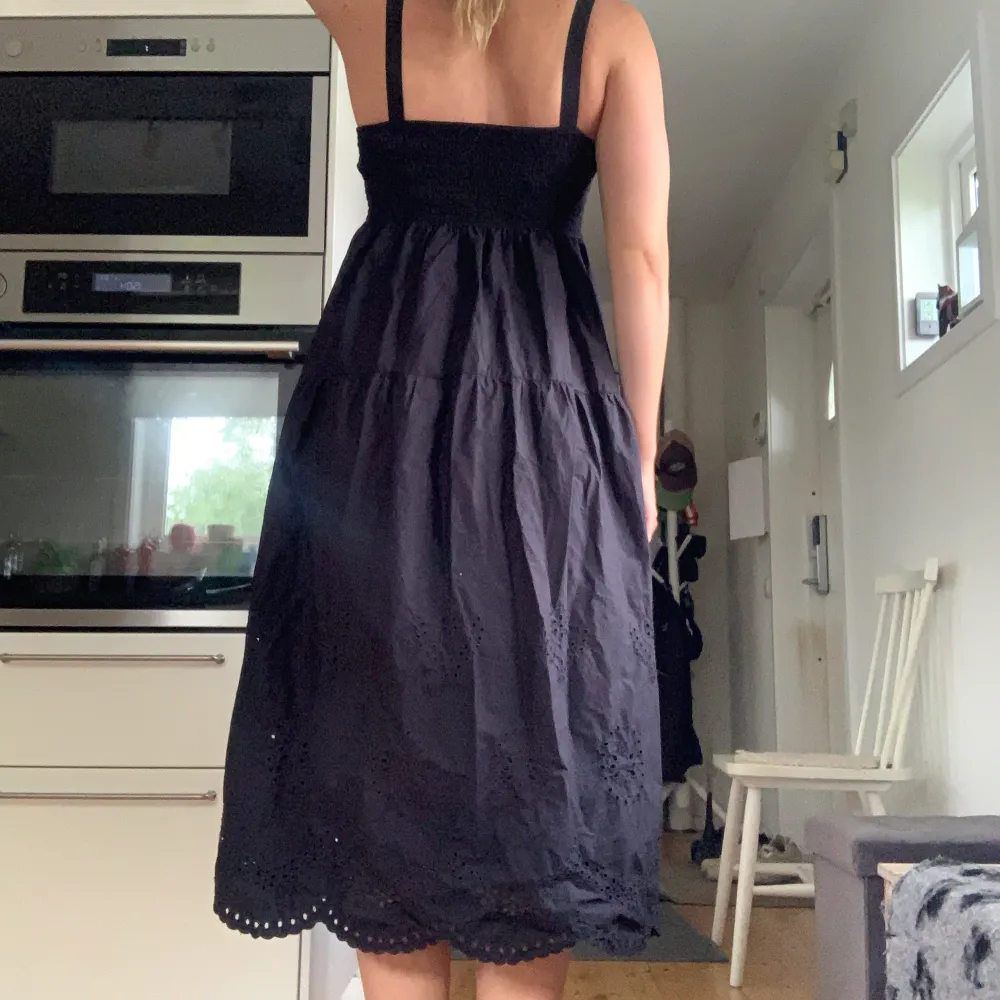 Säljer min såå snygga långklänning från zara som jag köpte förra sommaren! Jag är 176cm🥰 Bara använd en gång! . Klänningar.