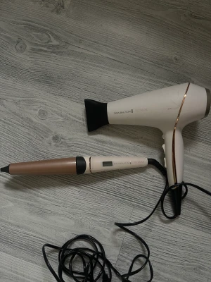 Locktång och hårför - Säljer en locktång och hårfön tillsammans (vill man bara köpa en av grejerna så skriv) tillsammans säljer jag dom för 500kr