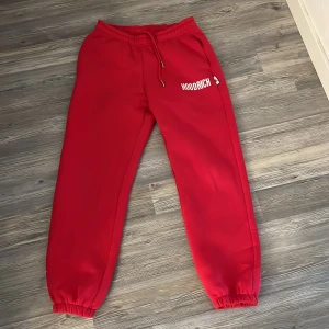 Hoodrich byxor - röda Hoodrich byxor i storlek S bara testade aldirg använda fina i trycket