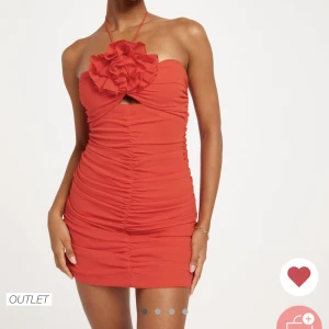 Rosklänning  - Använd en gång endast, köpt på Nelly i storlek 38. Man kan ta av rosen om man inte vill ha kvar den och är inte för kort för mig som är 176