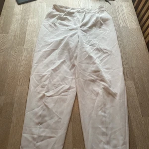 Bikbok kostymbyxor  - Vita kostymbyxor frn bikbok