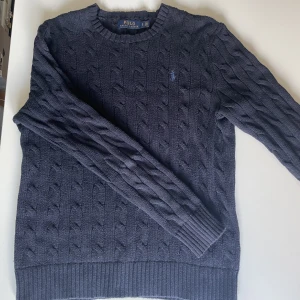 Stickad Ralph Lauren tröja - Riktigt snygg stickad tröja från Ralph Lauren. Stl S men passar M. Bra skick endast lite urtvättad