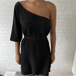 Klänning - Super snygg one shoulder klänning, säljer då den inte kommer till användning. Står att storlek L men passar mig som vanligtvis bär S/M