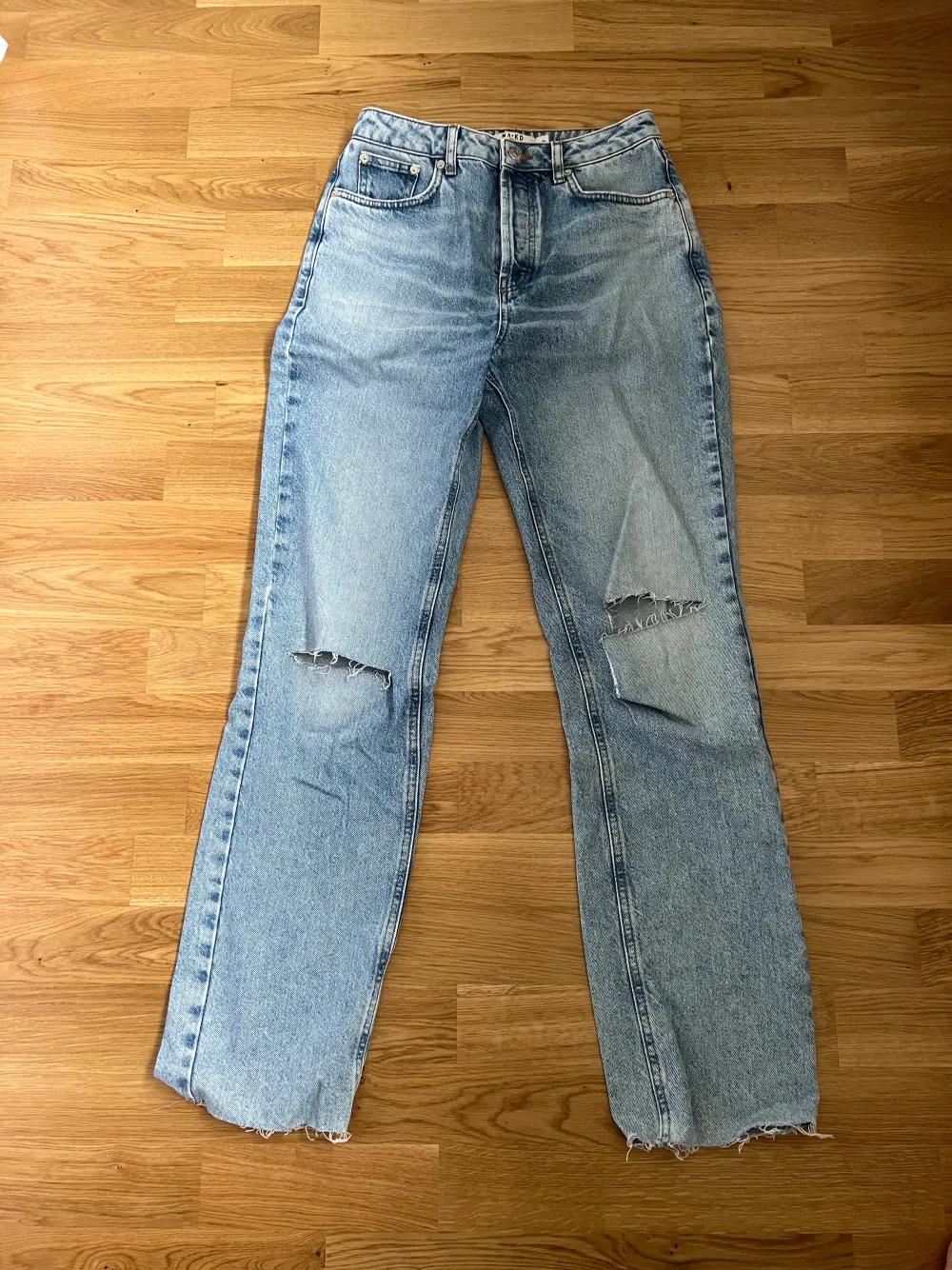 Blåa jeans i storlek 36 ifrån NA-KD. Endast använda en gång . Jeans & Byxor.
