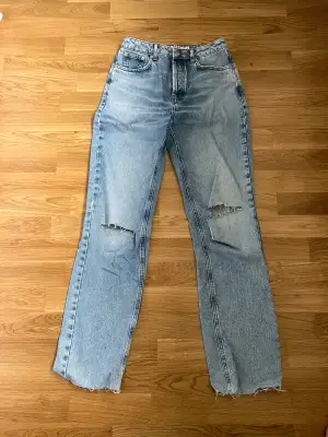 Blåa jeans i storlek 36 ifrån NA-KD. Endast använda en gång 