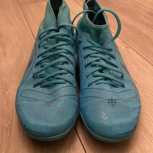 Fotbollskor - Hejjjj! Säljer dessa som blivit för små för mig inga skador.