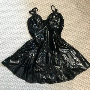 Klänning i lack - Söt lackklänning!  Knappt använd då den inte passar mig. Har ett litet hack i materialet på framsidan, men går knappt att märka. Perfekt för utekväll, klubb eller halloween💕  