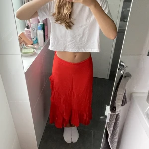 Kjol - Röd orange kjol från HM i storlek 38. Funkar även som en storlek S bara att den blir mer lowrised, som ni ser på bilderna. Är i bra skick! 