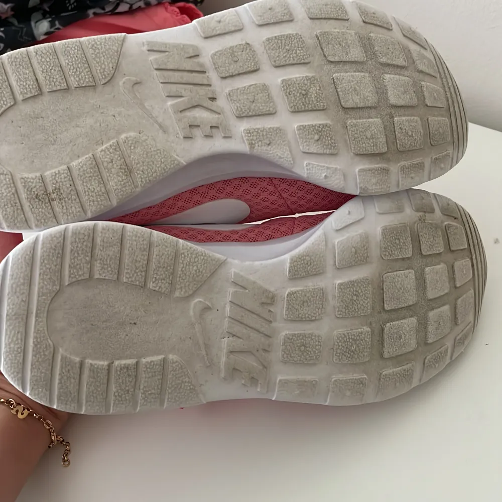 Nike sneakers rosa i storlek 38 . Skicket är som nytt lite smuts under sulorna annars inget smuts eller märken . Använda ett fåtal gånger tyvärr för små för mig . Skor.