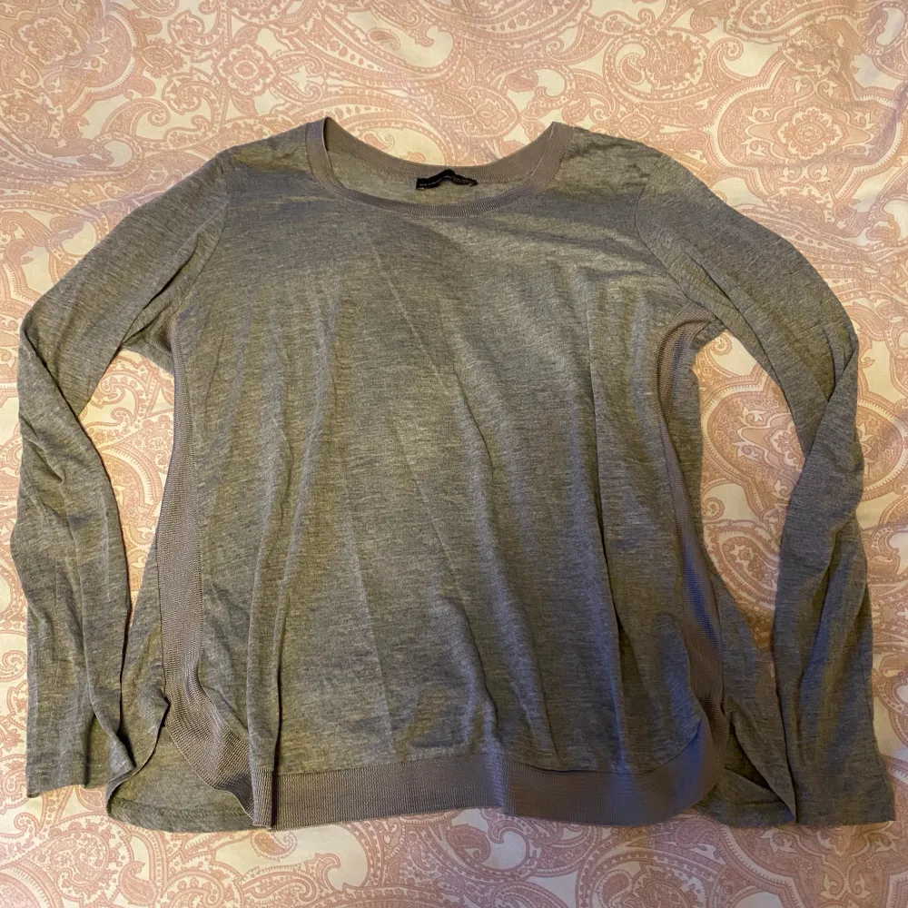 Säljer denna super fina tröja ifrån zara som liknar en intimisimi tröja. Säljer den då jag inte fått andväning av den❤️💕💗(köparen står för frakt). Skjortor.
