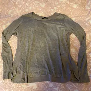 Säljer denna super fina tröja ifrån zara som liknar en intimisimi tröja. Säljer den då jag inte fått andväning av den❤️💕💗(köparen står för frakt)