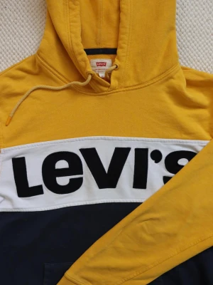 Levi's hoodie - Nypris 700. Säljes p.g.a. för liten. 
