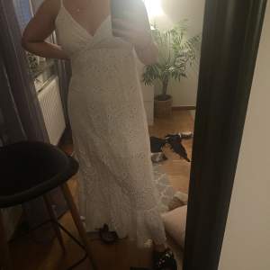 Vit lång vit klänning köpt i frankrike, aldrig använd i jättebra skick💓 Står ingen storlek men den passar nog de mesta, ja har S! Köparen står för frakt
