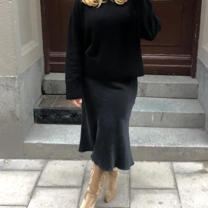 Djerf Avenue dream skirt - Säljer min dream skirt från Djerf Avenue i färgen ash!! Strl: M  Använd fåtal gånger och är i väldigt fint skick!! Köpt för 999, säljer för 650 + frakt