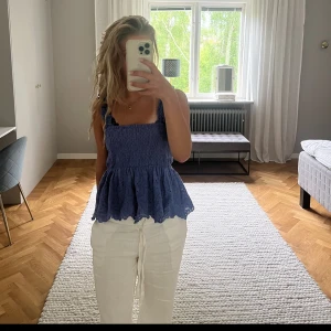 Blå topp - Säljer denna blå tsommartoppen från mango då den är lite för stor på mig. Från Sellpy, lappar kvar