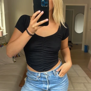 Svart T-shirt  - Svart rynkad tshirt från hollister 🍓 storlek s 