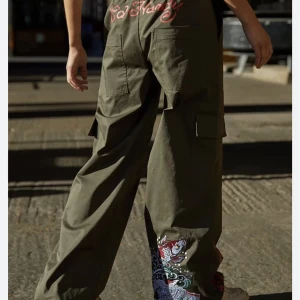 Ed Hardy cargo pants - Köpte dessa för ett tag sedan men kom aldrig till användning och glömde att lämna tillbaka. Ed Hardy x Urban outfitters cargo pants med låg midja🥰