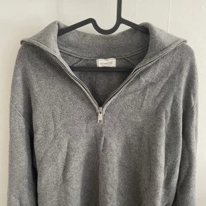 Full zip - Säljer denna zip tröja från märket bommerang Nypris cirka 1900 Säljer för 600 Pris går att diskuteras