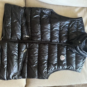 Moncler Gui Väst - Tvär snygg Moncler väst, 8/10 i skick, en kemtvätt och sen är den ungefär som ny.  Pris 💵 går att diskutera i PM, frakt 📦 går att diskutera i PM.  Medföljer: QR kod.