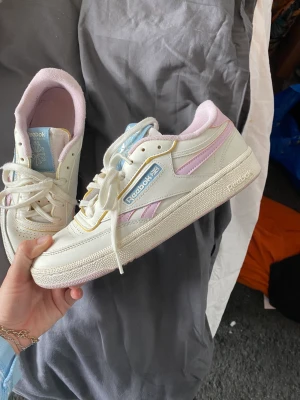 Reebok sneakers vit o pastellfärgade  - Reebok sneakers med pastellfärgade detaljer, storlek 39, använda men i fint skick!