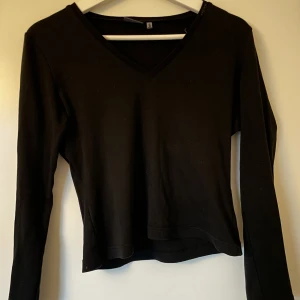 Långärmad tröja - V-ringad långärmad tröja i fint skick💖 Storlek M men passar bra om man har storlek S också🥰