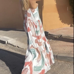 NA-KD klänning  - Säljer min fina klänning ifrån NA-KD som aldrig kommit till användning. Prislapp finns kvar.  Storlek M men passar även S.  Ord pris. 800kr, säljer för 500kr eller bud 🩵