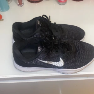 Nike skor  - Använda i ungefär 2-3 veckor. Rinrtigt bekväma skor.