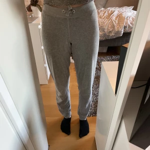 Grå mjukisbyxor! - Storlek 158/164 så skulle säga att det motsvarar XS/S💖. Jag har storlek S i vanliga fall och för mig sitter de jättebra!🥰