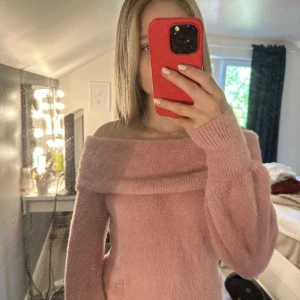 Rosa stickad tröja - Säljer denna super sköna stickade tröjan från Gina Tricot. Använts fåtal gånger❤️‍🔥