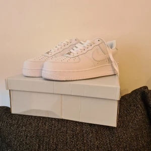 Nike Air Force 1 - storlek 42 - Endast testade inomhus, så dem är i mycket bra skick som bilderna visar.