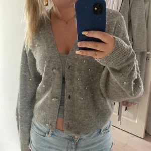 Stickad kofta från hm - Jötte söt o fin stickad kofta från Hm, enbart pärlor på framsidan inte på baksidan💕💕