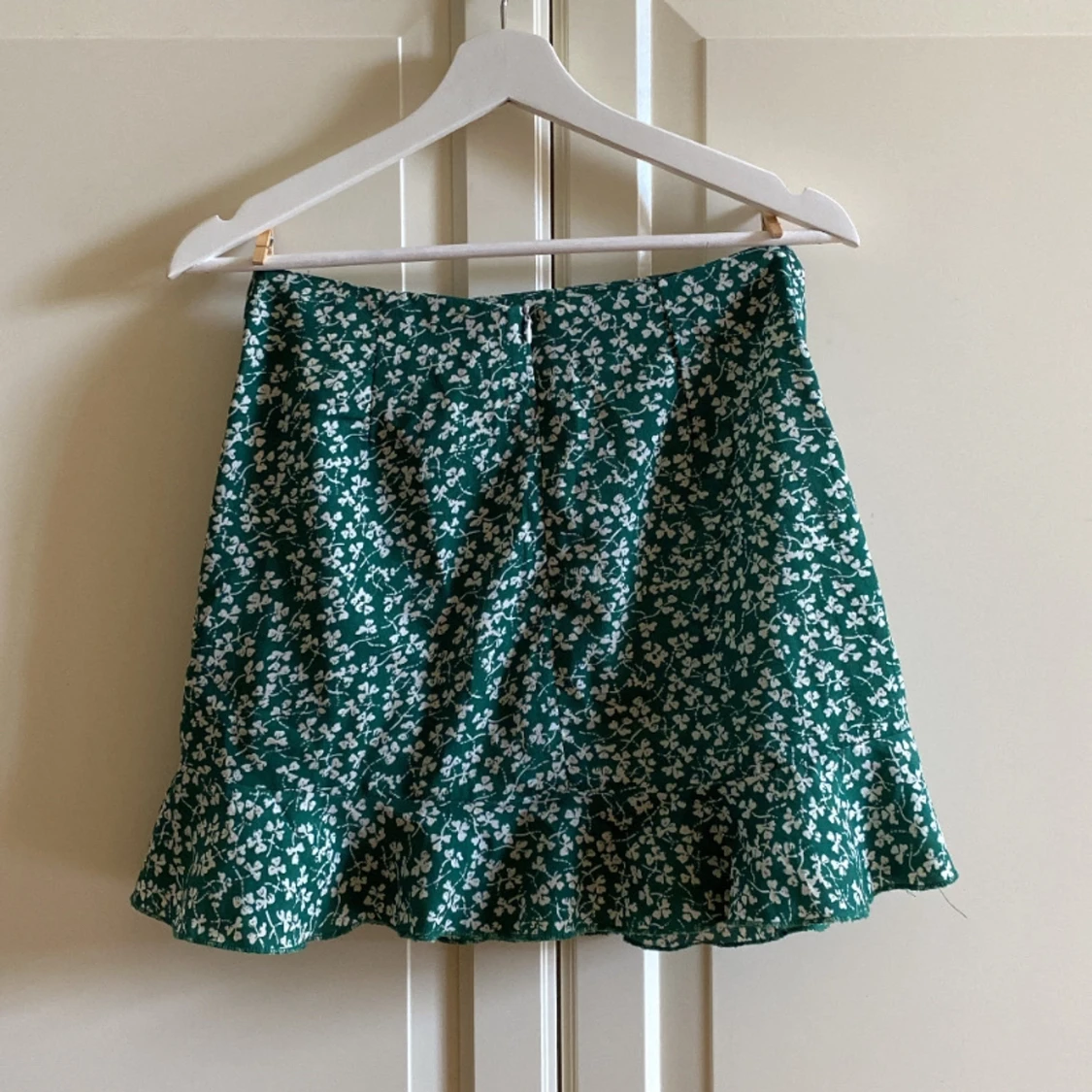 Grön kjol med vita blommor