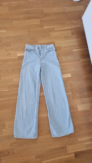 Wide leg jeans - Jag säljer ett par fina wide leg jeans från junkyard i storlek 24. Säljer då jag knappt använt dom