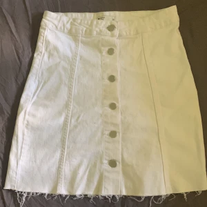 Jeanskjol - Säljer nu min vita jeanskjol då den inte används. Kjolen är från Gina tricot. (Sista bilden är lånad)