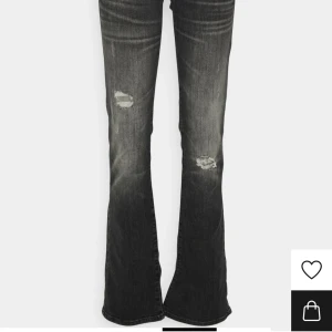 Valerie  - Säljer dessa populära lbt jeans. Modellen är valerie. Jeansen har en liten skada på fickan där bak men snys inte så mycket. Orginal pris är 829. Vi kan diskutera pris privat. 