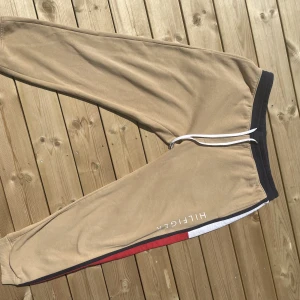 Tommy Hilfiger Mjukisbyxor - Säljer ett par snygga mjukisbyxor från Tommy hilfiger i storlek XL. Detta plagg är använt fåtal gånger. Pris går att diskutera