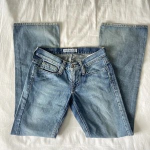 Lågmidjade jeans - Säljer dessa så snygga lågmidjade jeans ifrån fornarina eftersom de tyvärr är för små för mig, kan alltså inte skicka bild på. Midjemått tvärs över:33cm innerbenslängd: 77cm 💕💕