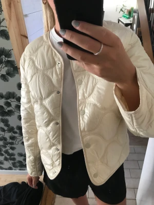 Jacka MANGO - Säljer denna slutsålda jacka från Mango då den inte kommit till användning! Helt i nyskick.