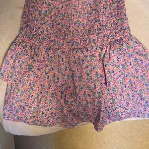 Färgglad kjol från Vero Moda, jätte skönt material, sitter fint, är jätte fin nu i sommar 🌸 , frakt ingår ej 
