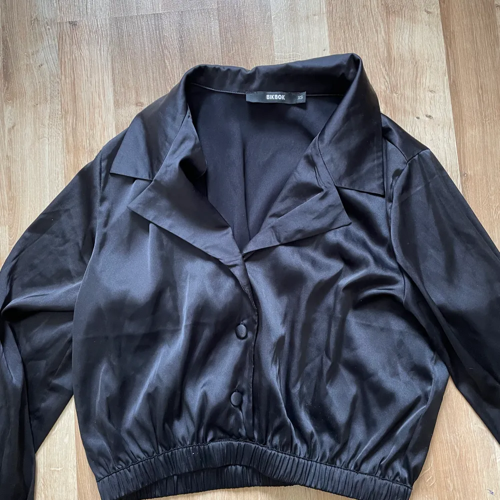 Väldigt fin fest blus som tyvärr inte kommer till användning längre, den är i väldigt fint skick. Puserot.