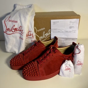 Louboutin  - Säljer röda loubs i toppenskick/ 9,5/10! Alla tillbehör följer med inklusive kvitto som ni ser uppe till höger på andra bilden. St 42. Om några funderingar är det bara att skriva! Priset är ej hugget i Sten 