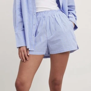 Blåvitrandiga shorts - Blåvitrandiga bomullsshorts från NA-KD i storlek 34. Knappt använda. Nypris 279kr Superfina men passade inte på mig </3