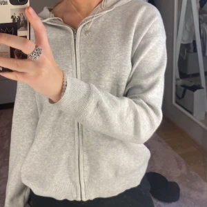 Kashmir tröja - Jätte fin Kashmir tröja. Köpte av en tjej på Plick då den var i nyskicck och jag har anävnt den Max 3 gånger. Den är inte nopprig eller så💕💕 köptes för 450 säljer för 300