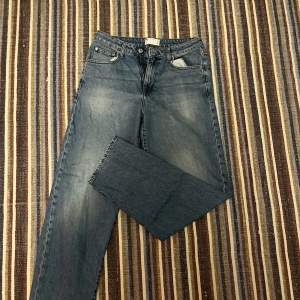 Baggy Jeans från Asos. Inga defekter och passformen är bra.