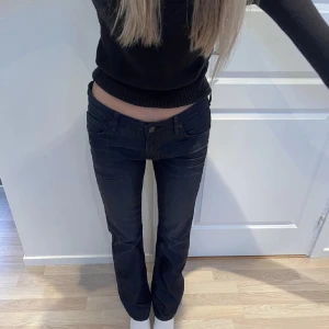 Lee jeans - Lee jeans. Modellen är storlek S lågmidjade men inte för låga. Prislapp kvar. Frakt tillkommer på 66kr💕nypris 899kr