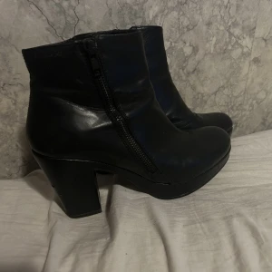 Klackar  - Skinnklackar helt nya storlek 39
