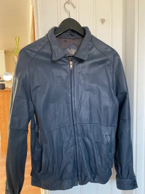 Skinnjacka  - Marinblå vintage läderjacka i storlek M